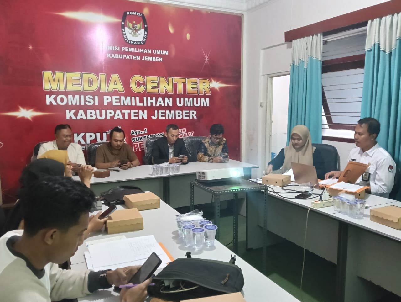 BELUM LENGKAP, KPU KEMBALIKAN BERKAS BACAKADA JEMBER DAN MINTA SEGERA DIPERBAIKI