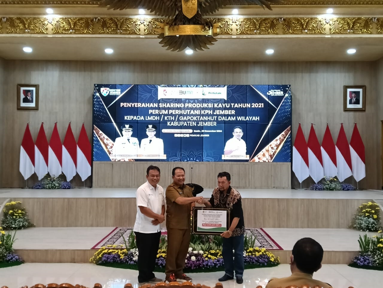 perhutani-serahkan-sharing-produksi-kayu-senilai-rp22-miliar