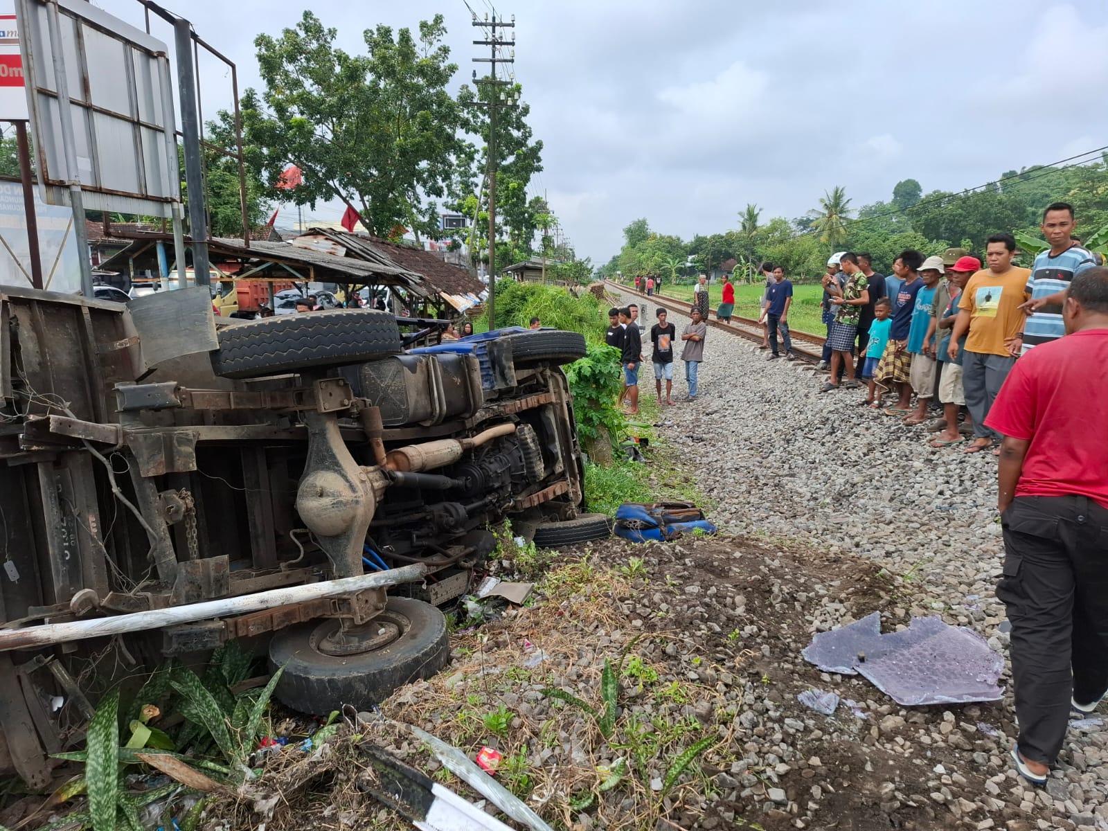 tragis-sopir-truk-meninggal-dunia-saat-nekat-terobos-perlintasan-kereta-api