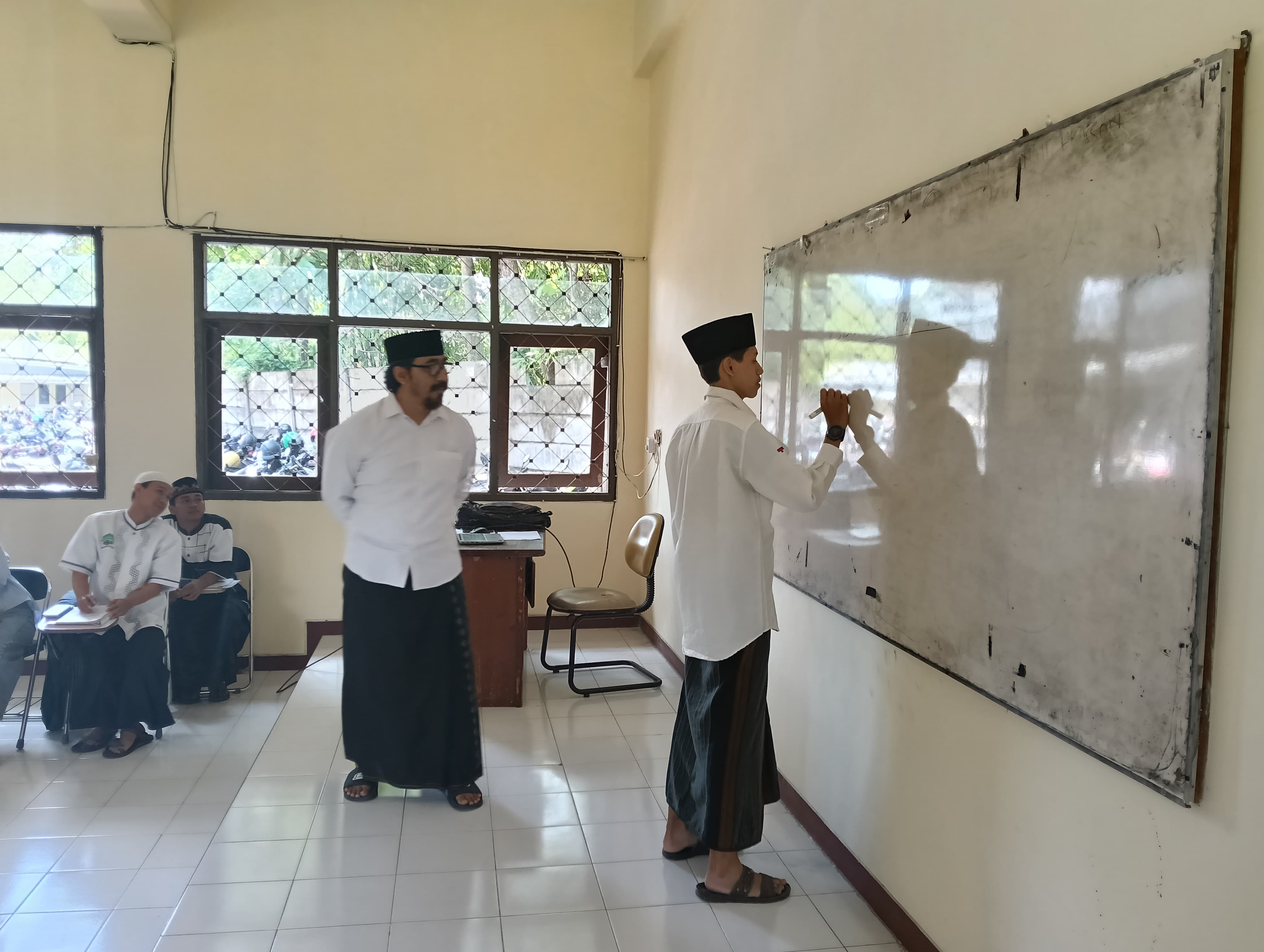 peringati-hari-santri-mahasiswa-uin-khas-jember-kuliah-pakai-kopyah-dan-sarung