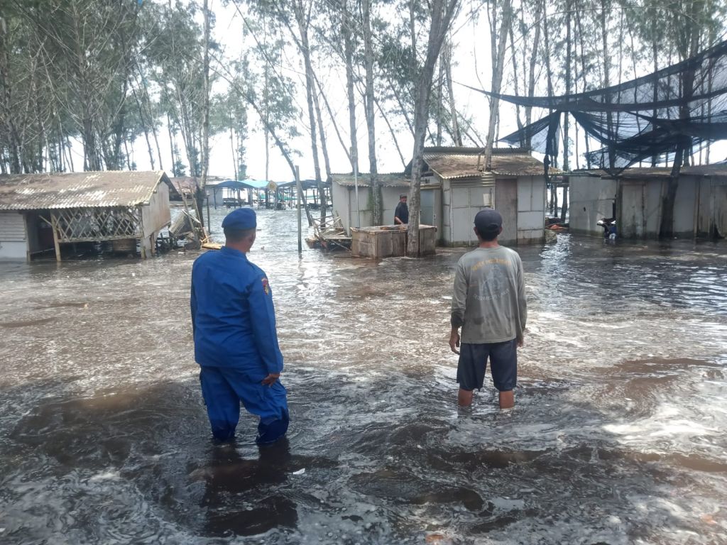 BANJIR ROB MELANDA PESISIR SELATAN, BPBD JEMBER MINTA MASYARAKAT WASPADA POTENSI BENCANA CUACA EKSTREM