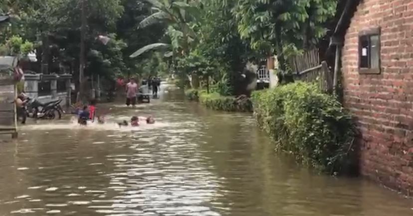 JELANG SIANG HARI, DAPUR UMUM BELUM DIDIRIKAN DI LOKASI BANJIR DESA WONOASRI KECAMATAN TEMPUREJO