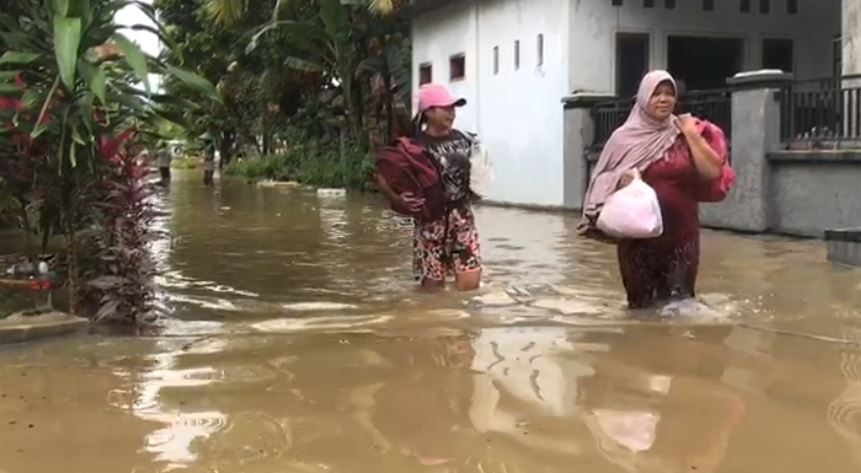 PENGUNGSI KORBAN BANJIR WONOASRI, KECAMATAN TEMPUREJO MULAI KEMBALI KE RUMAH MASING-MASING