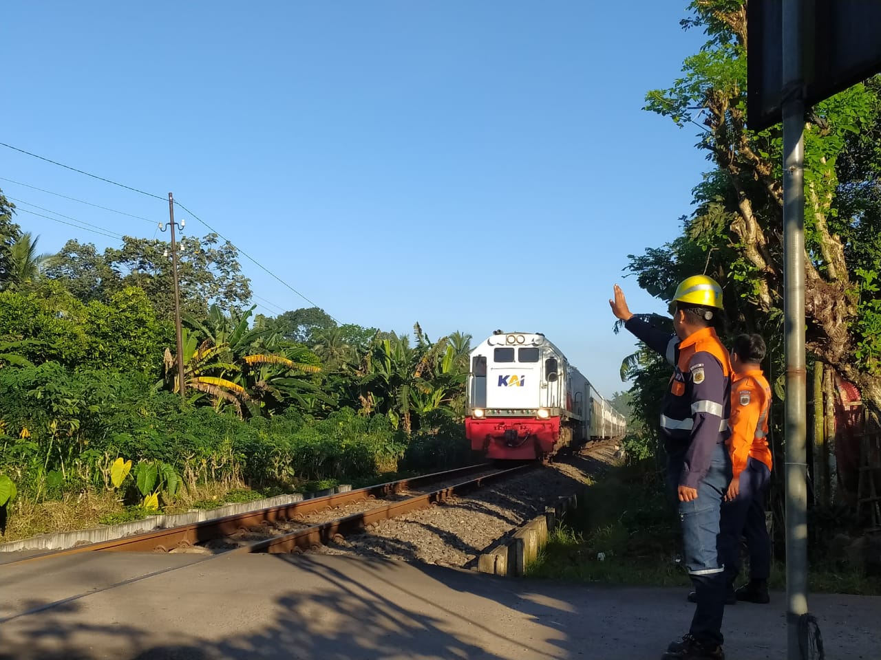 kai-daop-9-jember-kerahkan-68-petugas-pjl-ekstra-di-34-titik-rawan-selama-libur-panjang