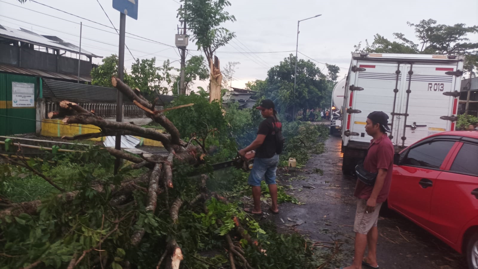 HUJAN LEBAT DISERTAI PETIR DAN ANGIN KENCANG AKAN TERJADI DALAM TIGA HARI KE DEPAN, HINDARI PARKIR KENDARAAN DIBAWAH POHON