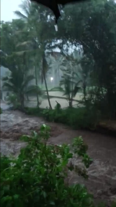 Curah Hujan Tinggi Dua Hari Terakhir, Ketinggian Air Sungai Di Jember Meningkat.