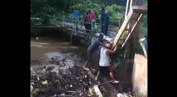 LEMAHNYA KONSTRUKSI TANGGUL SUNGAI WONOWIRI, DIDUGA JADI PENYEBAB BANJIR WONOASRI TEMPUREJO