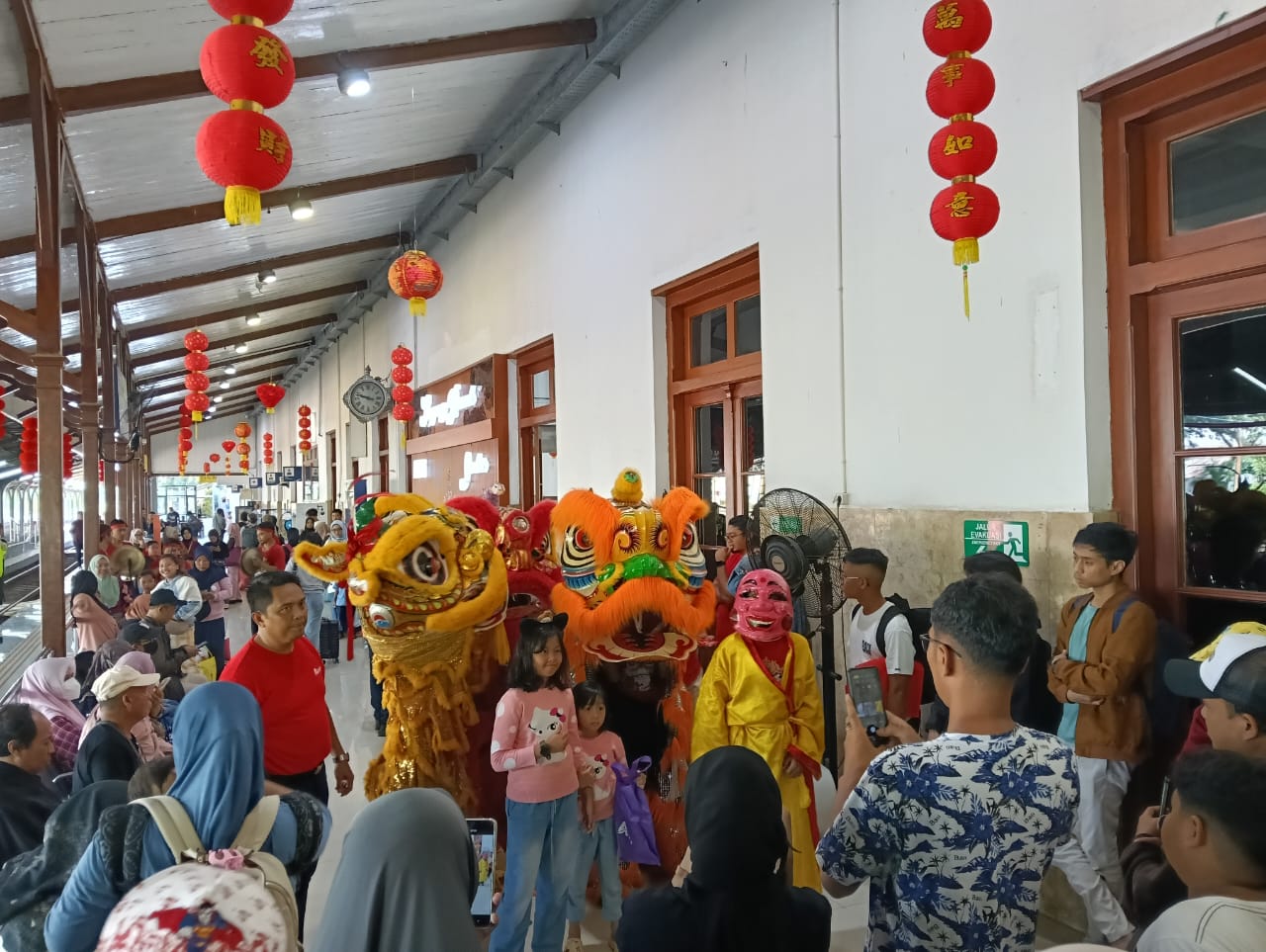 atraksi-barongsai-semarakkan-tahun-baru-imlek-di-stasiun-jember