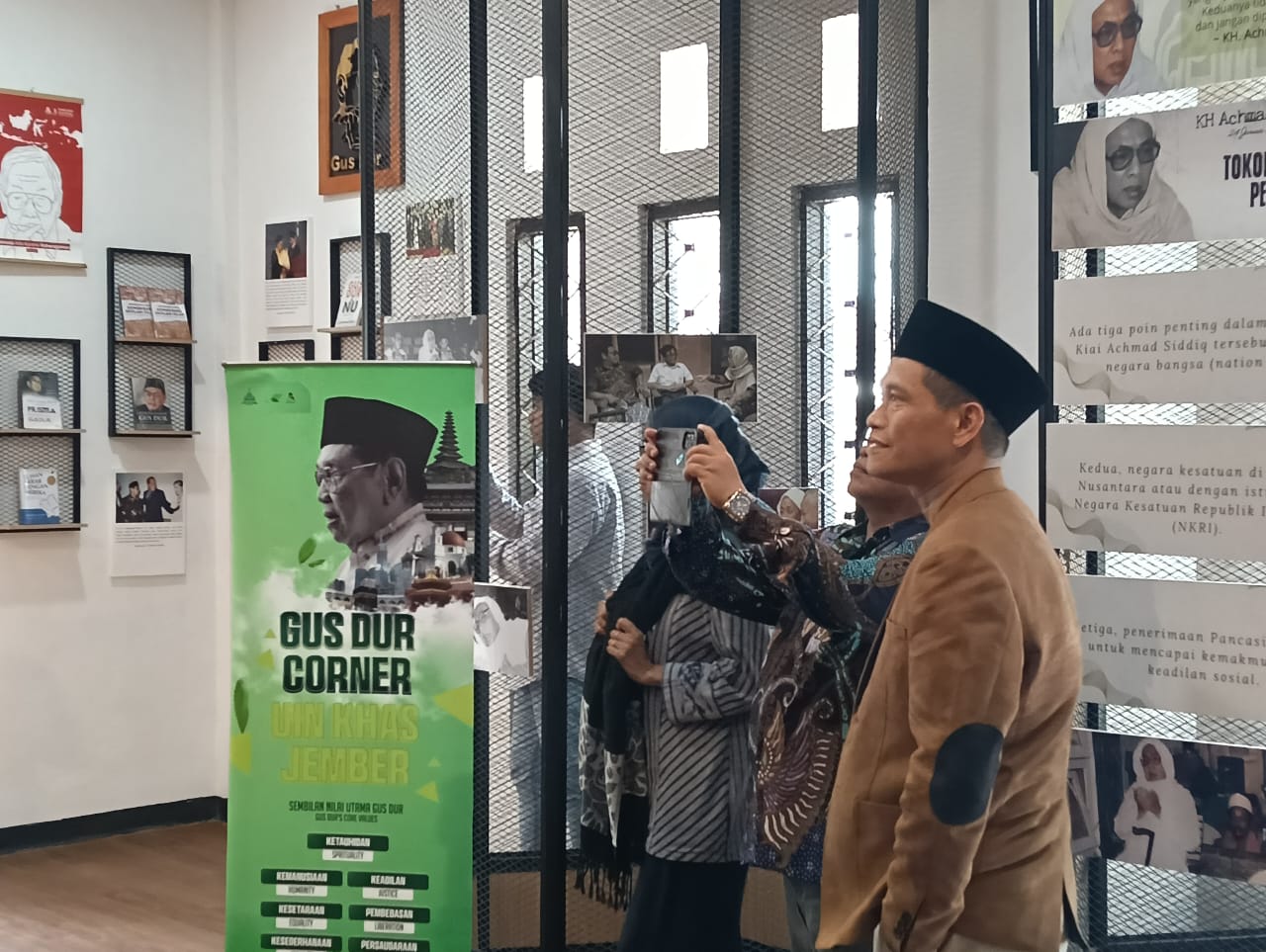 GUS DUR CORNER, CARA UIN KHAS JEMBER TELADANI MODERASI BERAGAMA GUS DUR