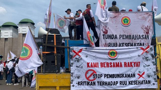 PENGHAPUSAN REKOMENDASI ORGANISASI PROFESI UNTUK PENERBITAN SURAT PRAKTIK TENAGA KESEHATAN DINILAI KURANG TEPAT