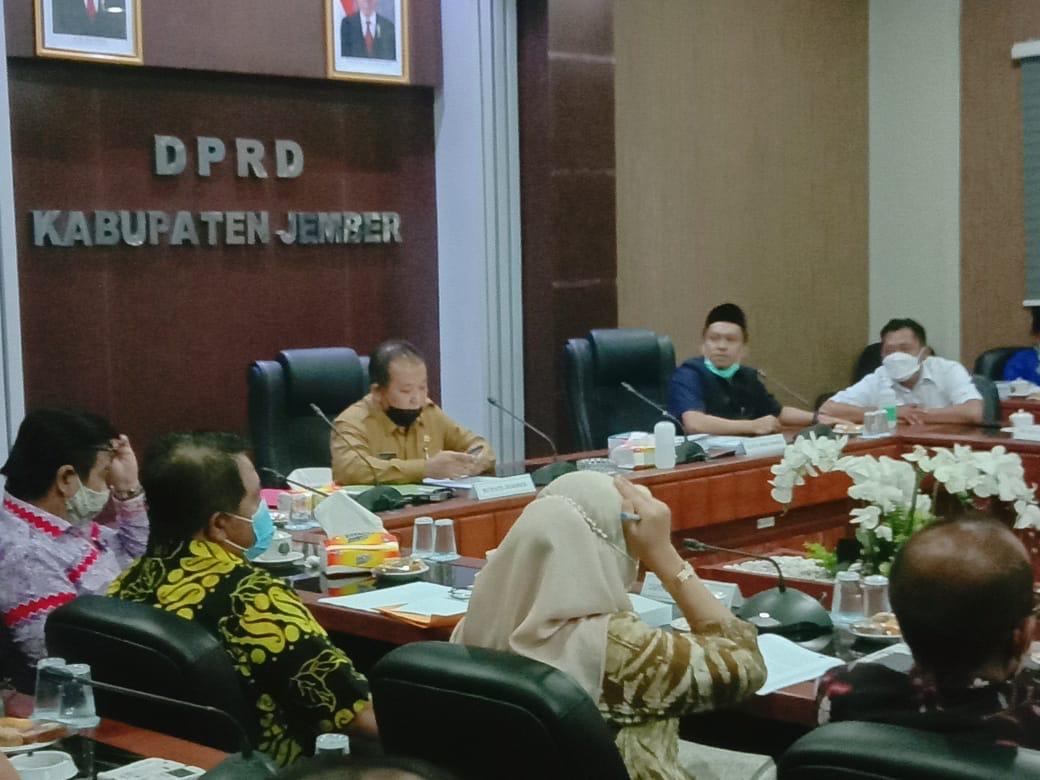 PEMBAHASAN PERDANA KUA – PPAS: USULAN DPRD TENTANG INSENTIF GURU NGAJI DITERIMA BUPATI JEMBER