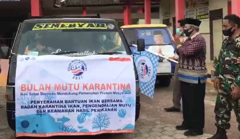 CEGAH STUNTING DI JEMBER, BKIPM SURABAYA I BAGIKAN 900 PAKET IKAN BAGI MASYARAKAT JEMBER