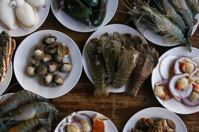 cara-ampuh-atasi-keracunan-seafood