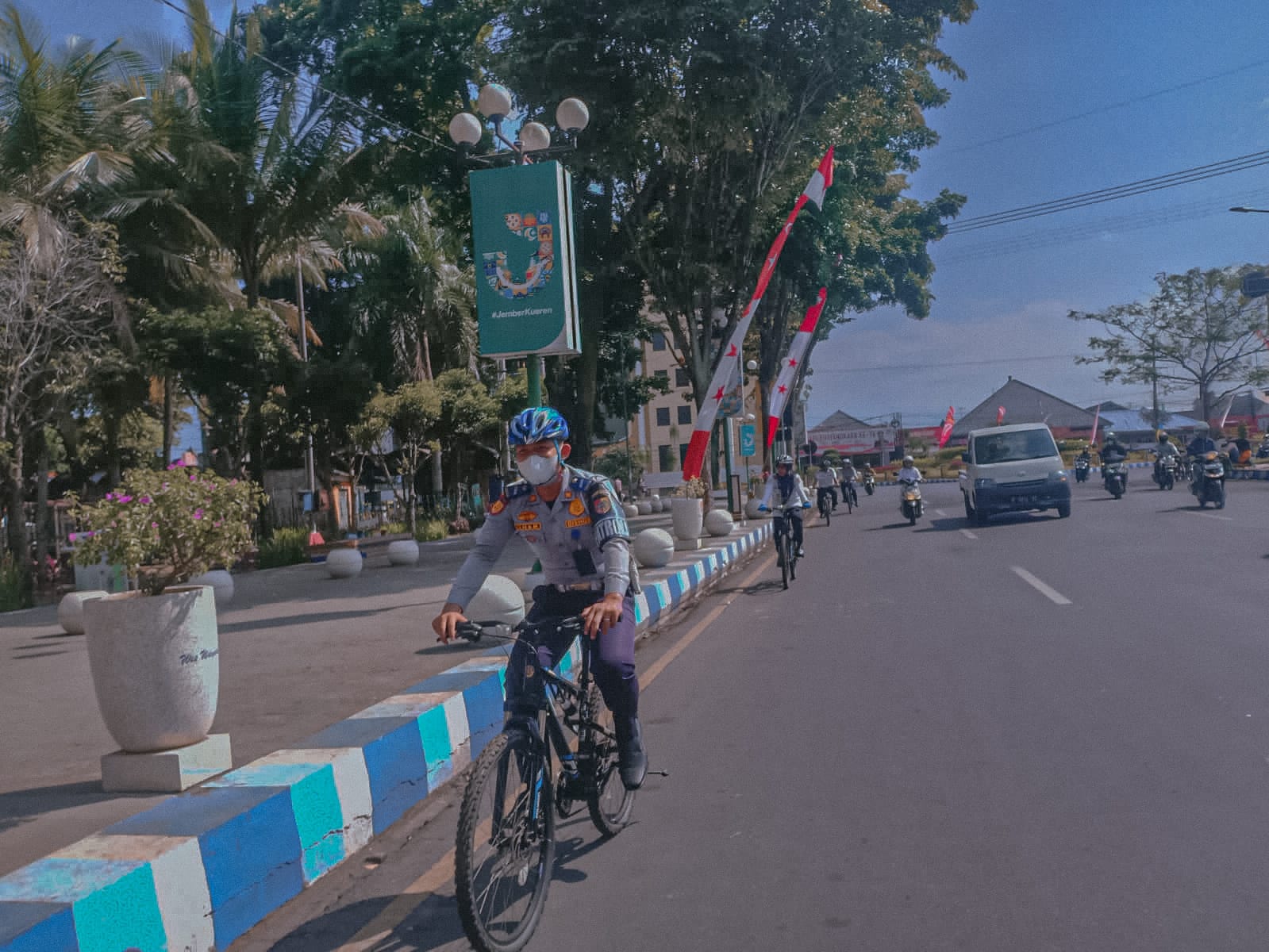 PEMKAB JEMBER AJAK PEGAWAI DAN MASYARAKAT KOTA BERSEPEDA KE KANTOR