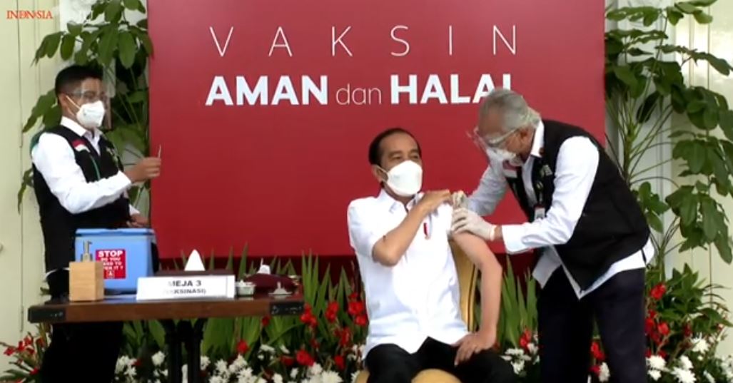 PERTAMA DI INDONESIA, PRESIDEN JOKOWI DISUNTIK VAKSIN COVID-19