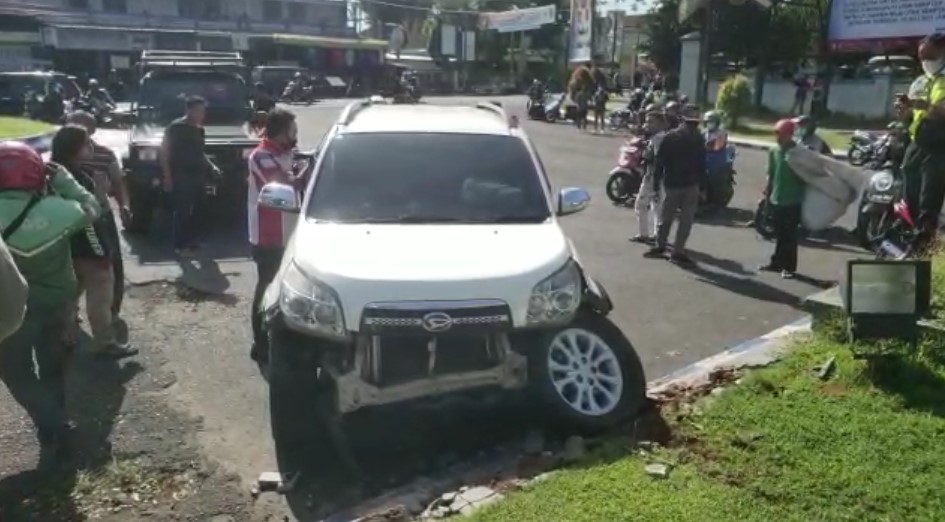 MOBIL KETUA TAKMIR MASJID UNEJ TABRAK PAGAR DEPAN KAMPUS SEPULANG MENCARI HEWAN KURBAN