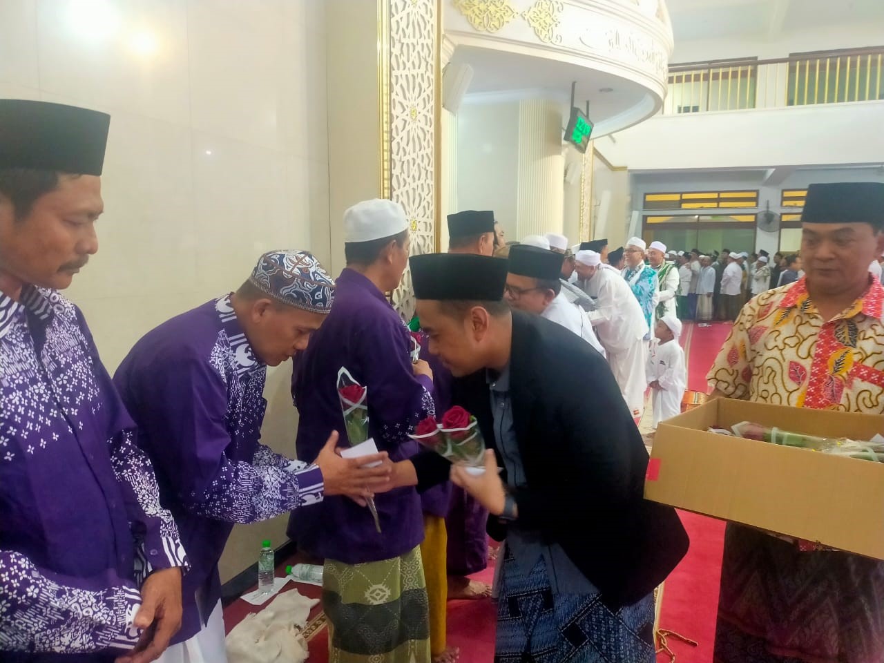 UNIK, DIKAWAL DENGAN PAYUNG HINGGA DIKALUNGI BUNGA RATUSAN JCH ASAL BALUNG MENGIKUTI PROSESI PELEPASAN HAJI