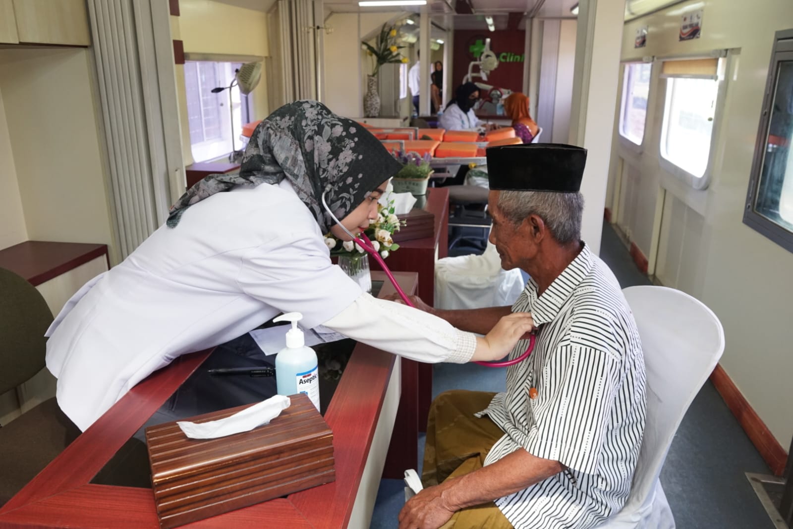 rayakan-80-tahun-kai-hadirkan-rail-clinic-rail-library-untuk-sehatkan-dan-cerdaskan-warga-jember