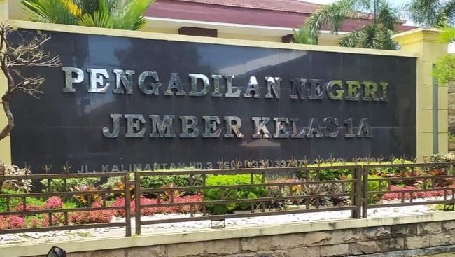 SIDANG PUTUSAN PRAPERADILAN KASUS DUGAAN KORUPSI DANA PEMAKAMAN COVID-19 JEMBER DITUNDA SEHARI