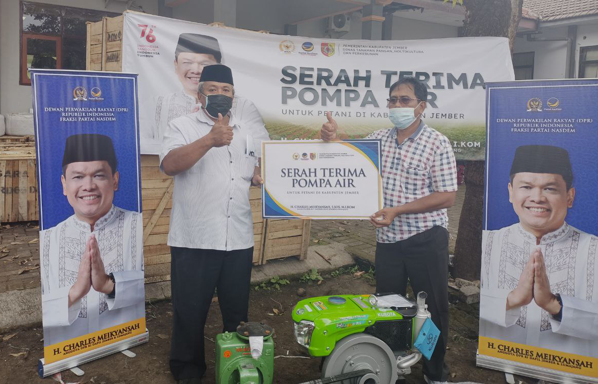 DUKUNG PERTUMBUHAN SEKTOR PERTANIAN, ANGGOTA DPR RI CHARLES MEIKYANSAH BERI 50 POMPA AIR UNTUK PETANI JEMBER