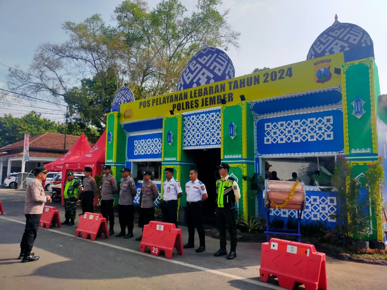 POS PELAYANAN MUDIK DI JEMBER INI DIBUAT MENYERUPAI MASJID, MAKNANYA INGATKAN PEMUDIK TIDAK MENINGGALKAN IBADAH