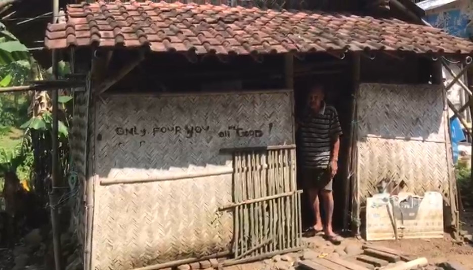 SEPASANG KAKEK NENEK DI SUKORAMBI BERTAHUN-TAHUN TINGGAL DI SAMPING KANDANG SAPI