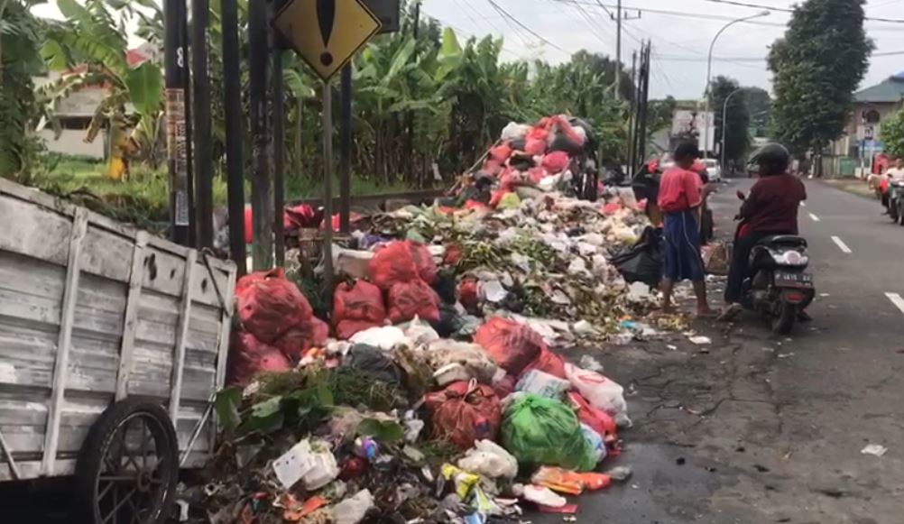 TRUK PENGANGKUT SAMPAH DI JEMBER BERHENTI OPERASI, SAMPAH DI TPS KIAN MENGGUNUNG