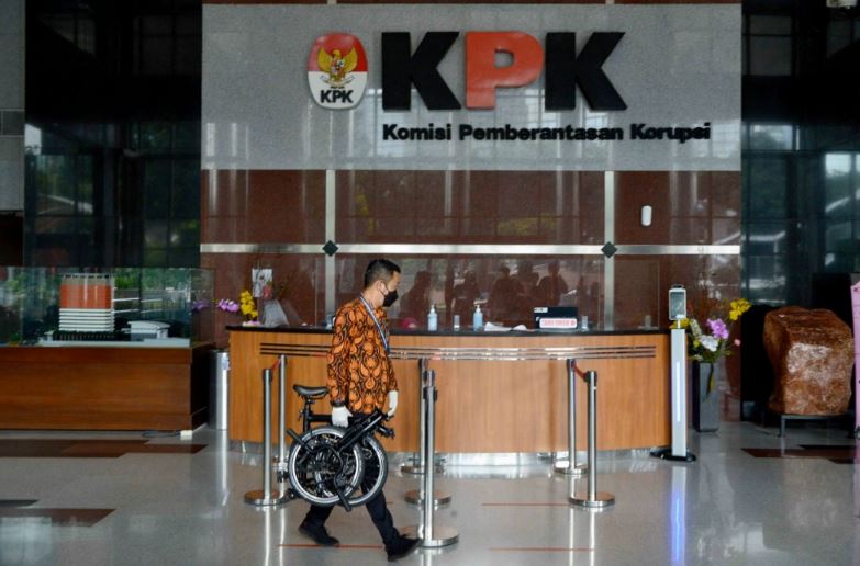 OPERATOR POLITISI PDIP IKSAN YUNUS SERAHKAN 2 SEPEDA LIPAT MEWAH KE KPK DAN IKUT REKONSTRUKSI