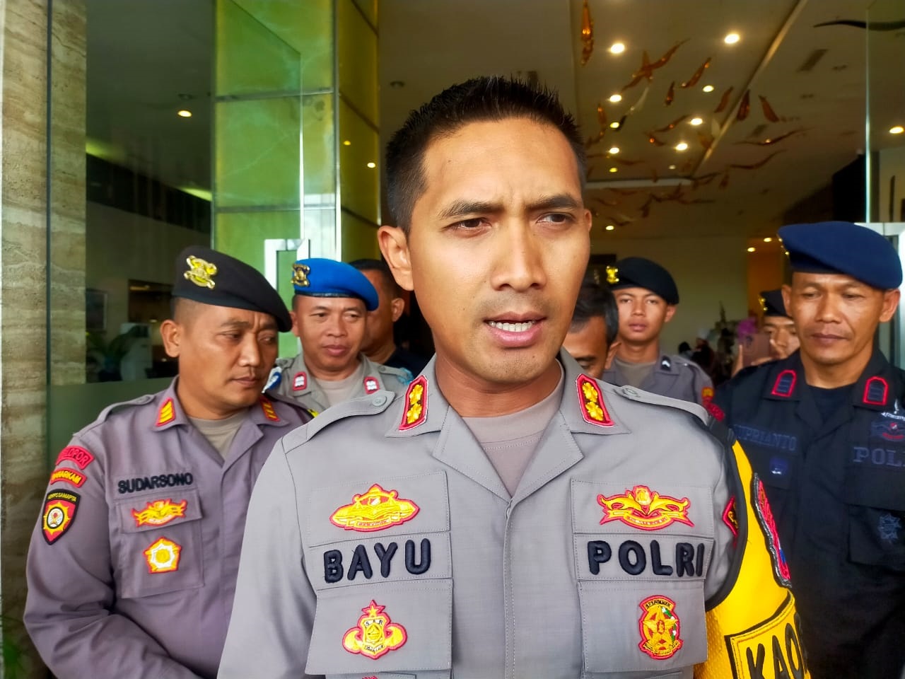 LOGISTIK PEMILU HASIL REKAPITULASI DI JEMBER DIKIRIM KE JAWA TIMUR, POLISI KAWAL KETAT 