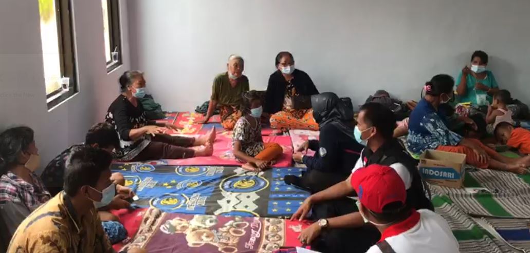 CEGAH TRAUMA KORBAN BANJIR, POSKO PENGUNGSIAN WONOASRI TEMPUREJO LAYANI TRAUMA HEALING