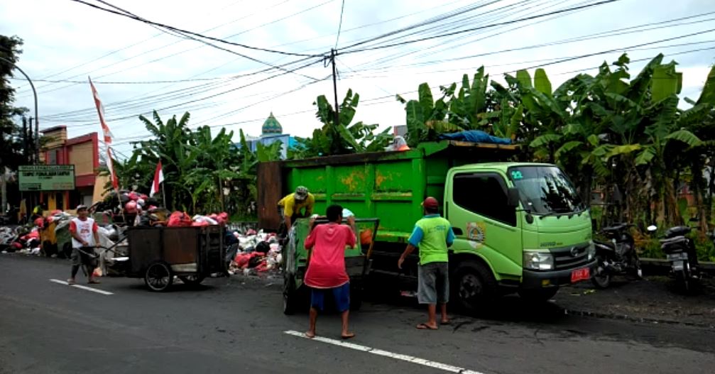 DLH KABUPATEN JEMBER HENTIKAN PENERIMAAN SUMBANGAN MASYARAKAT UNTUK BELI BBM TRUK SAMPAH