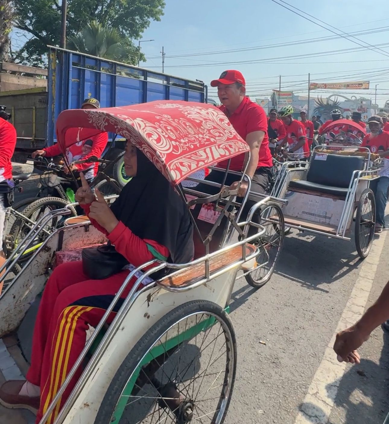 GENJOT BECAK, CABUP HENDY INGIN JALANKAN BECAK WISATA