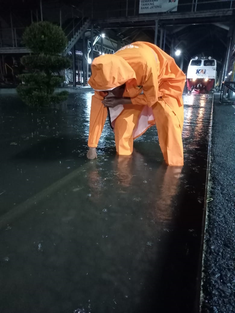 TERDAMPAK BANJIR DI SEMARANG KA PANDALUNGAN TERLAMBAT 6 JAM TIBA DI JEMBER