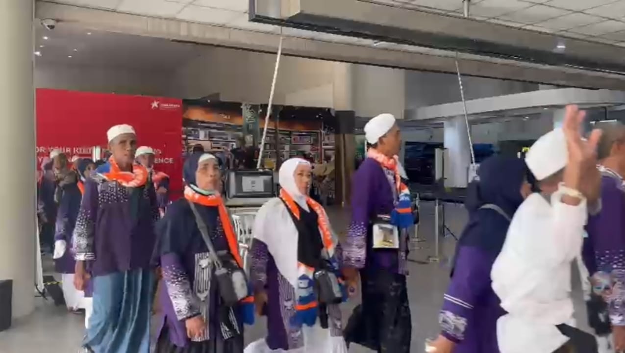 sempat-mendarat-darurat-di-bandara-kualanamu-bupati-pastikan-rombongan-haji-jember-aman