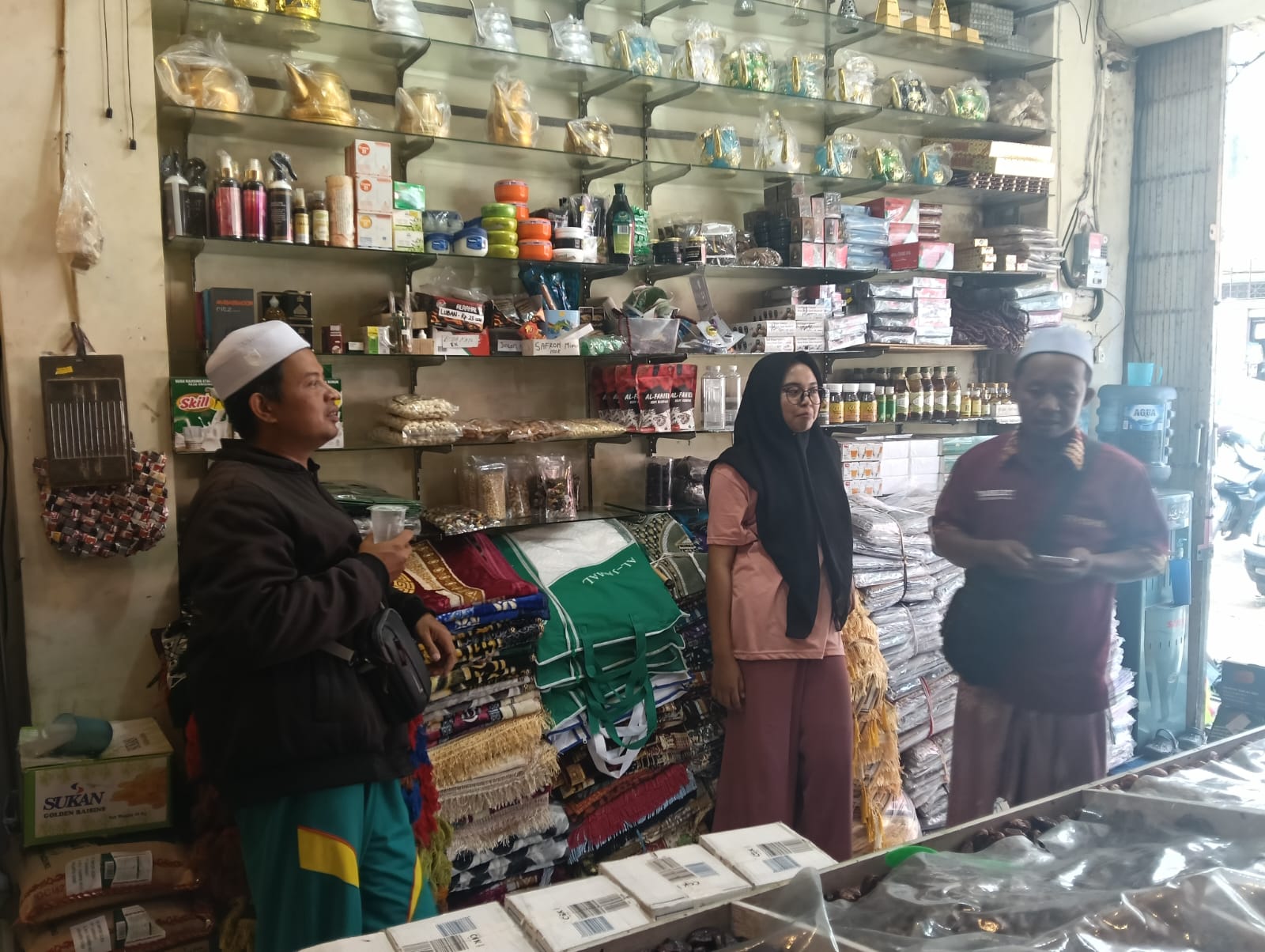 BERKAH HAJI, PENJUALAN OLEH-OLEH HAJI DI JEMBER NAIK HAMPIR DUA KALI LIPAT