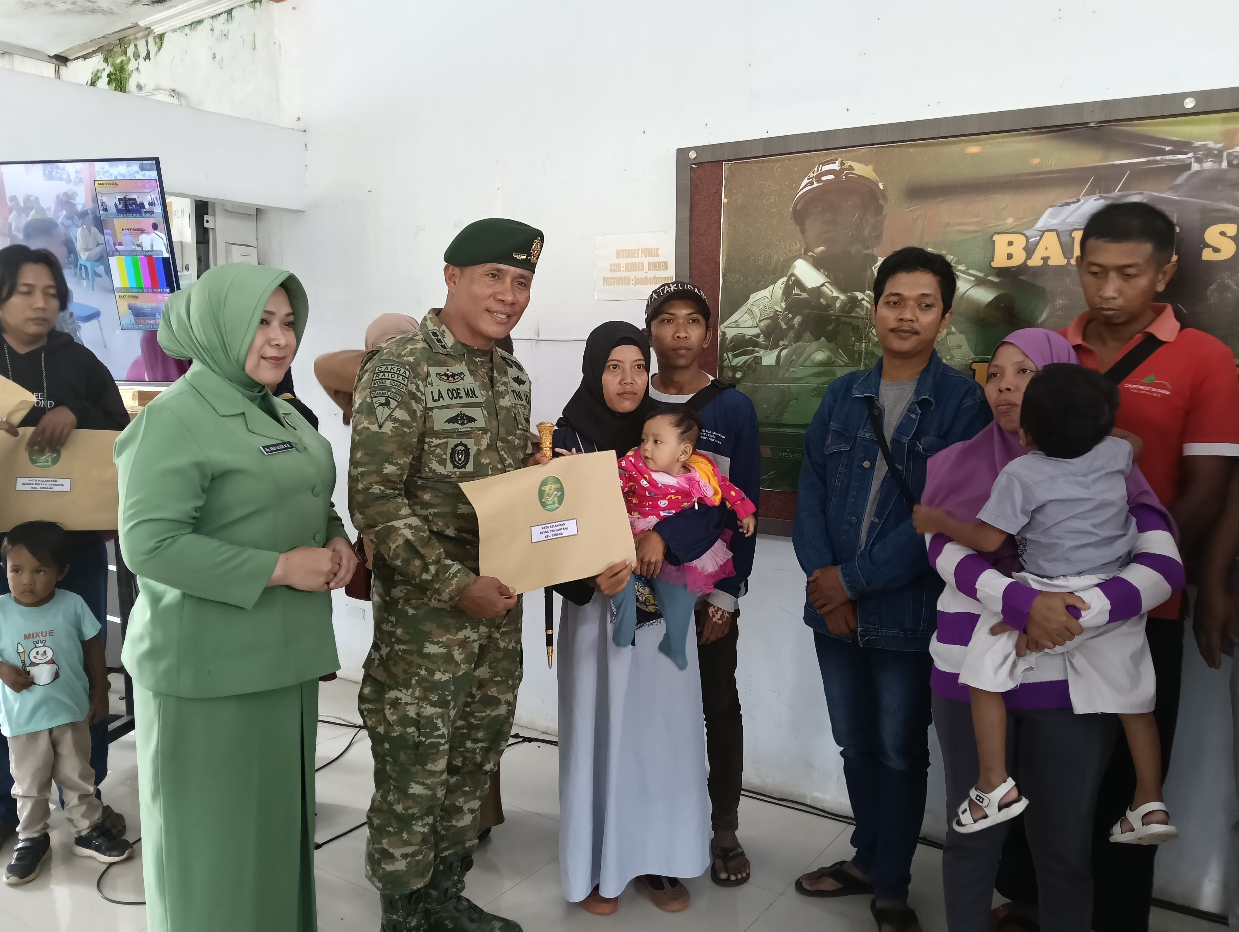 gelar-bakti-sosial-brigif-9-kostrad-bagikan-ratusan-paket-sembako-dan-akta-kelahiran