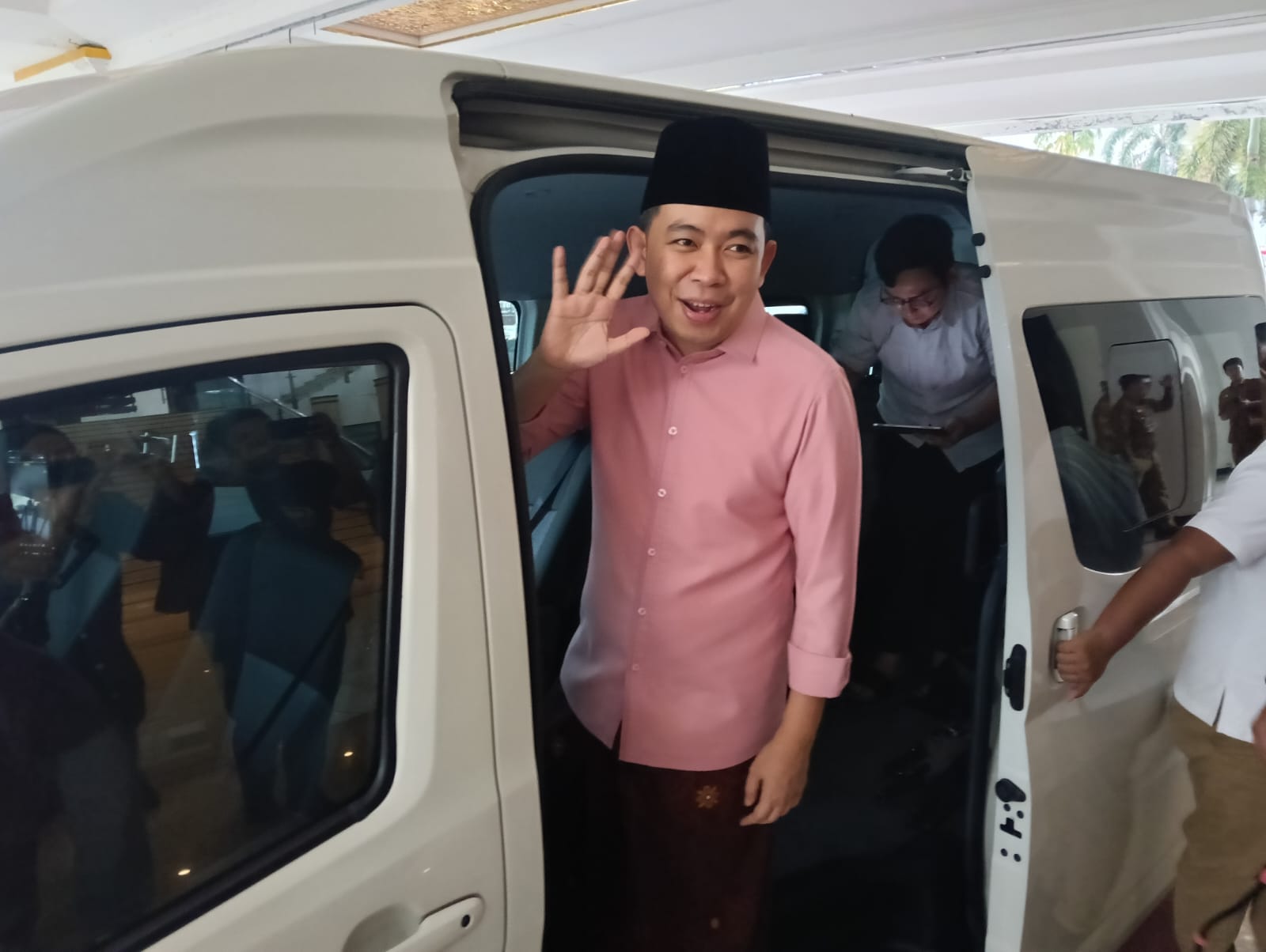 bupati-fawait-contohkan-hemat-energi-tinggalkan-kendaraan-dinas-pribadi