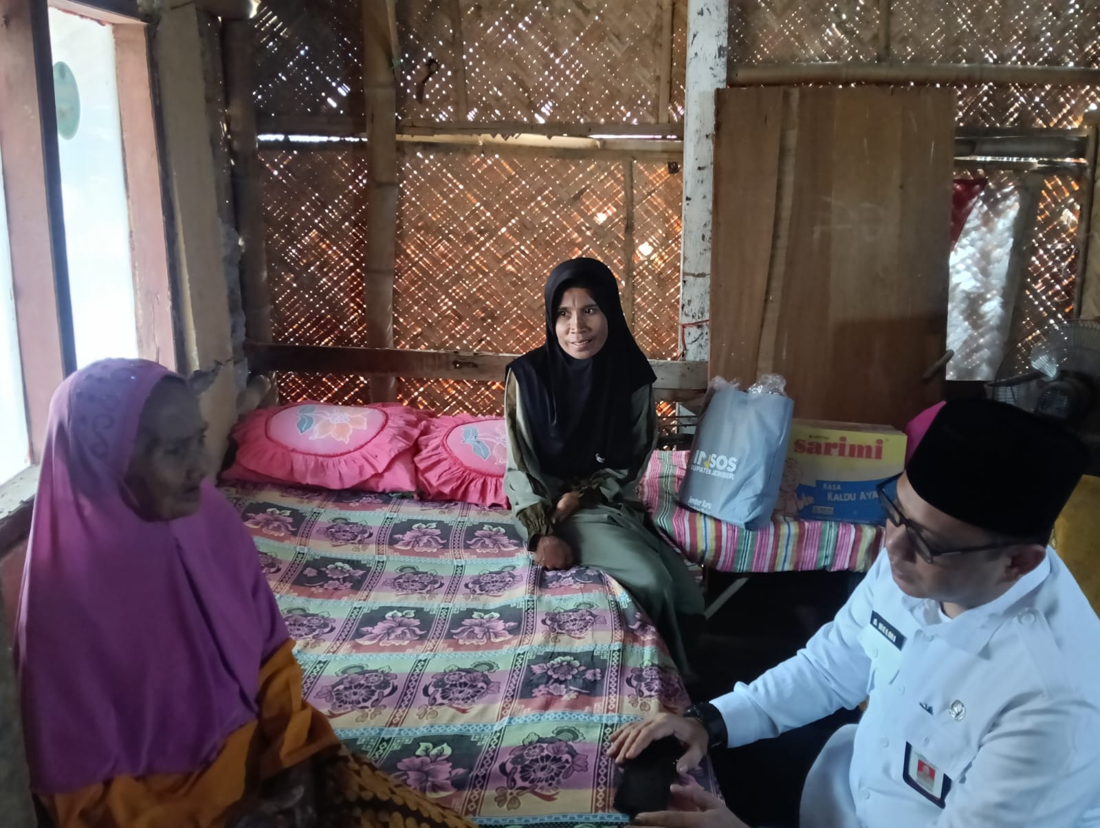 BUPATI NGANTOR DI DESA BUKAN SEKADAR SEREMONI, LANSIA KINI DILAYANI SAMPAI DEPAN PINTU RUMAH
