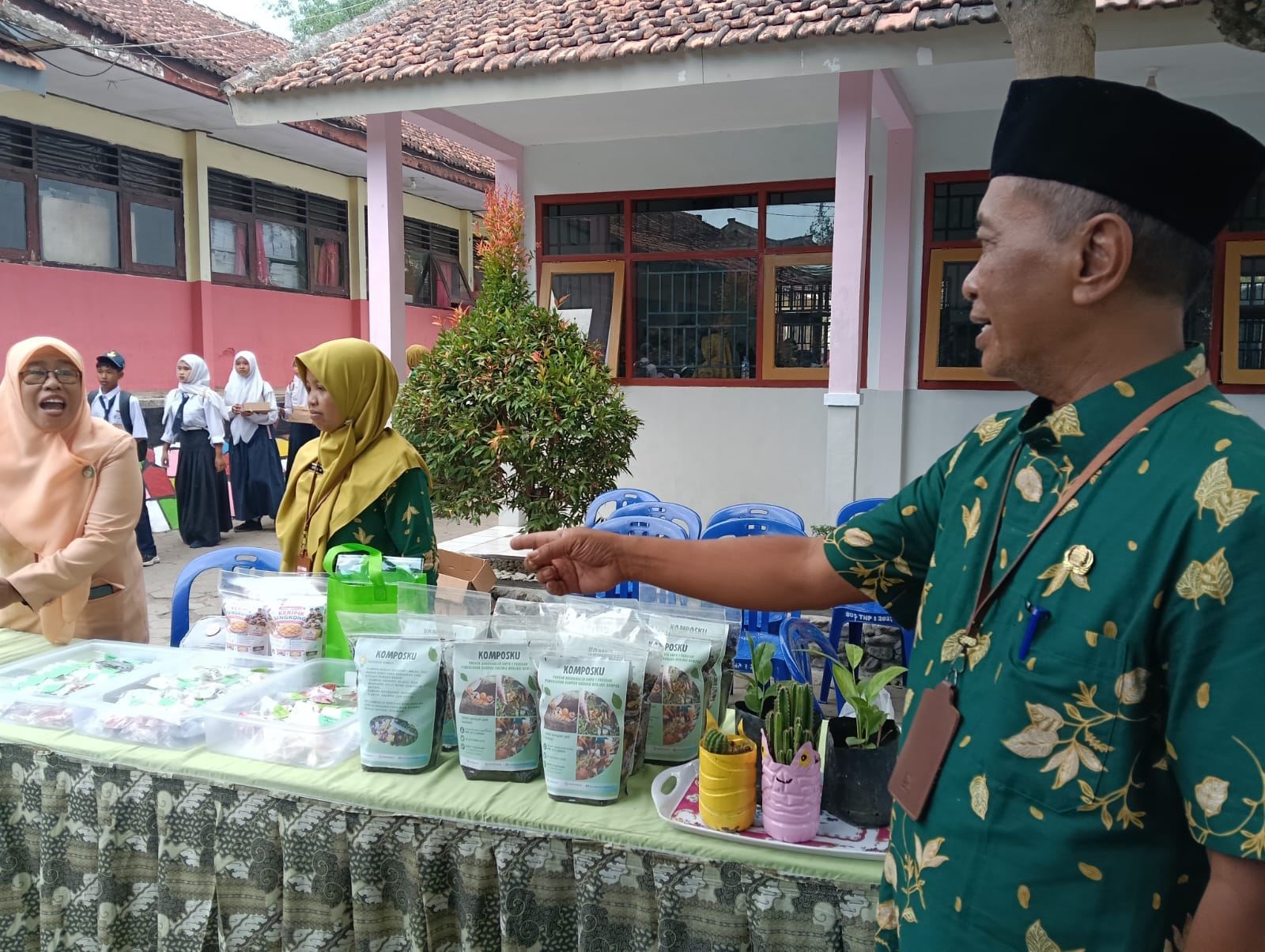 salut-siswa-smp-di-pakusari-sulap-sampah-jadi-cuan-gus-fawait-minta-semua-meniru