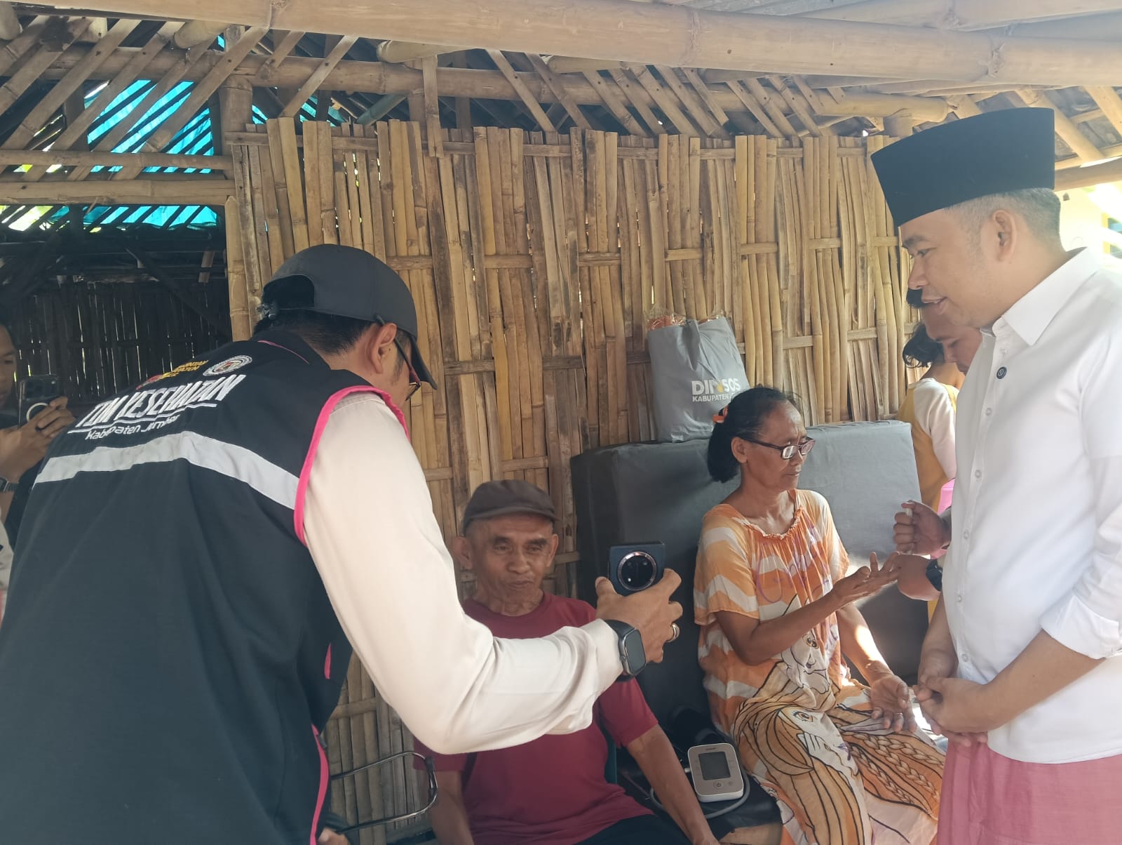 bunga-desaku-dan-homecare-menyapa-sumberbaru-gus-fawait-temukan-warga-tinggal-di-rumah-tak-layak-huni