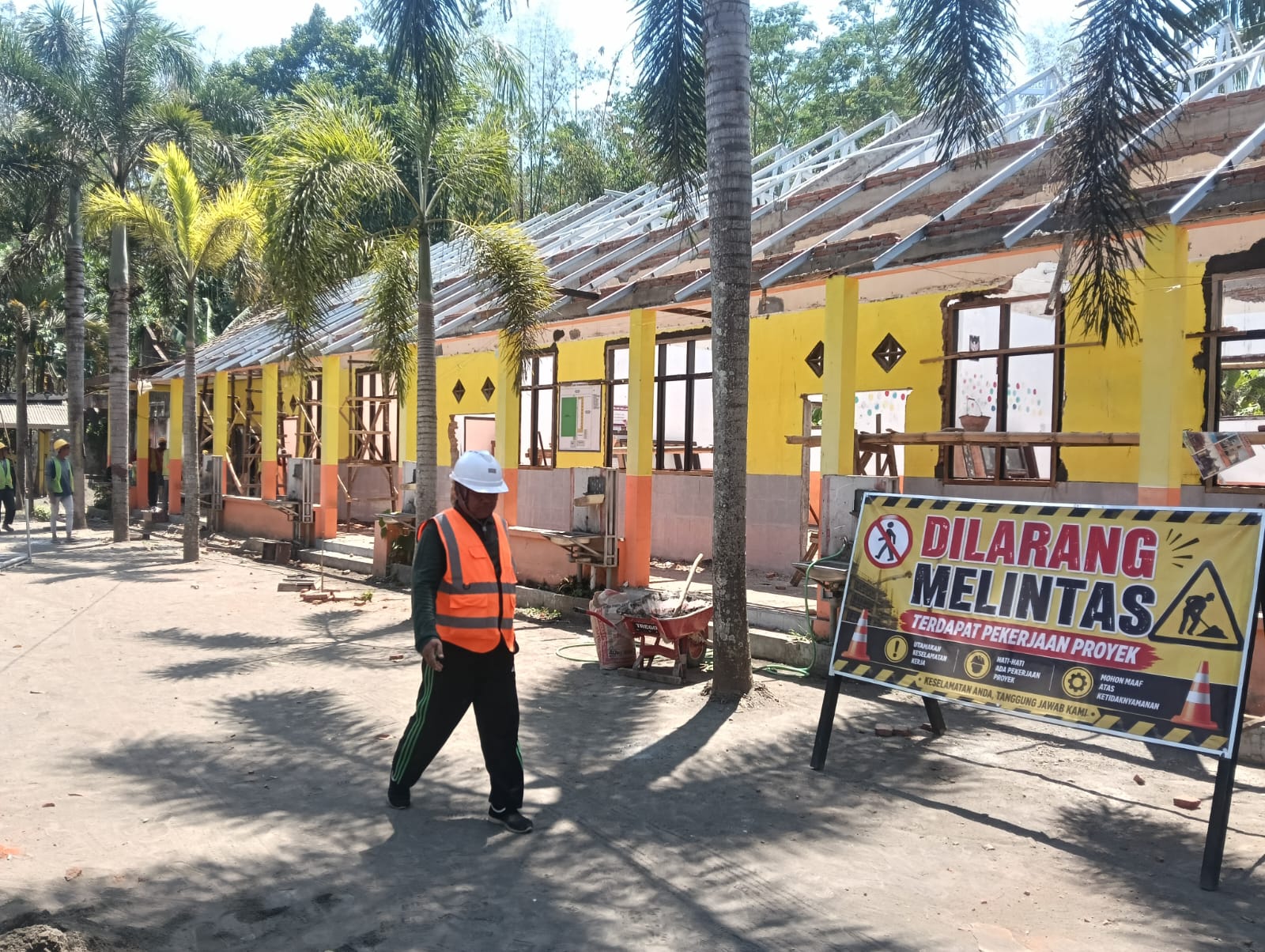 TURUN KE PELOSOK, BUPATI FAWAIT TEMUKAN SEKOLAH RUSAK BELUM MASUK REVITALISASI