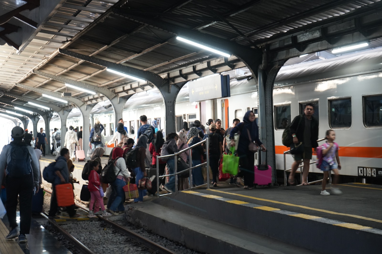 libur-nataru-hampir-usai-mobilitas-penumpang-kereta-di-daop-9-jember-masih-tinggi