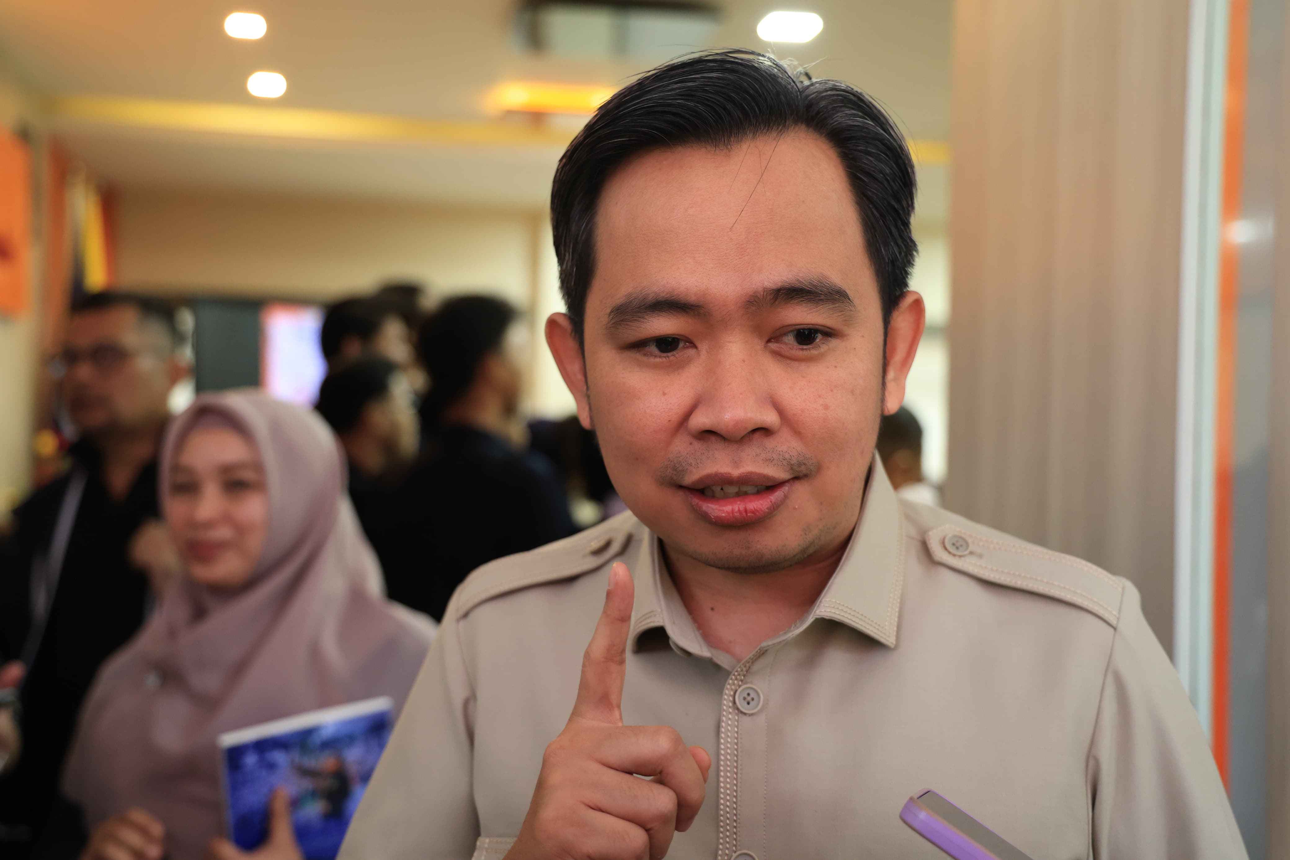 bupati-jember-muhammad-fawait-minta-warga-tak-terpancing-isu-usai-ledakan-di-masjid