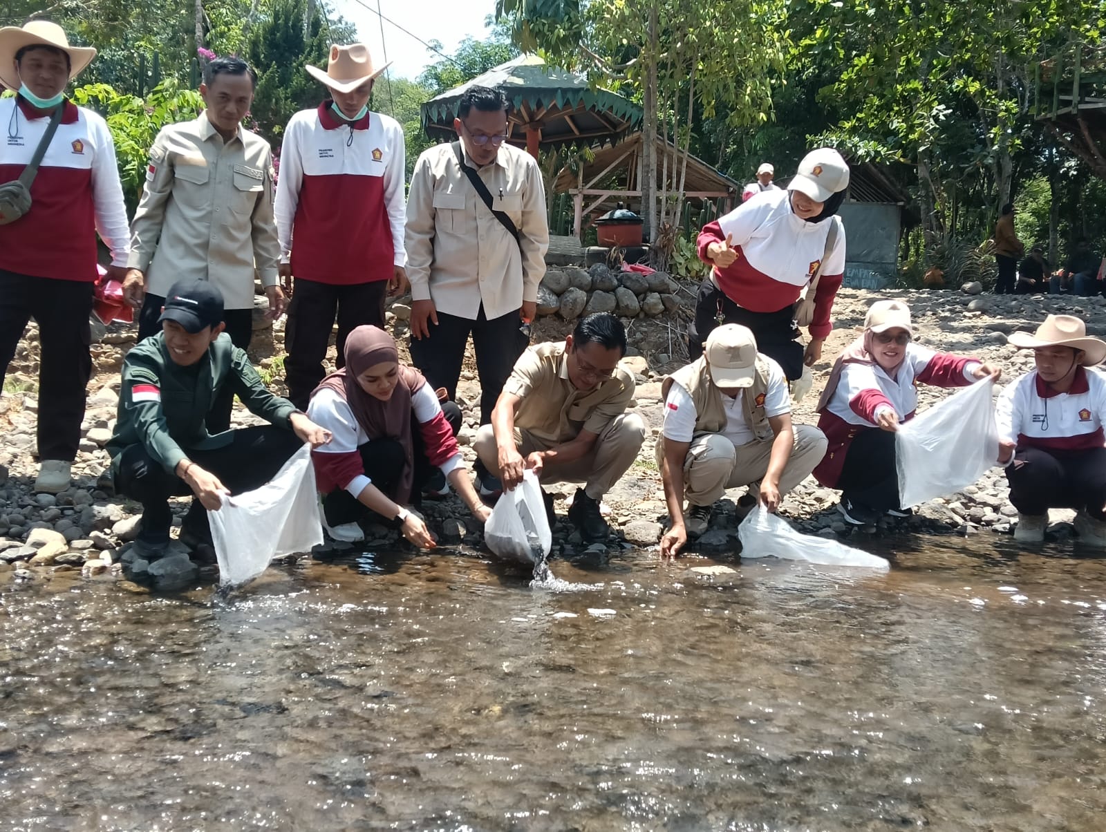 JAGA ALAM DAN SUMBER AIR, INDONESIA ASRI DI JEMBER TANAM RATUSAN POHON HINGGA TEBAR BENIH IKAN