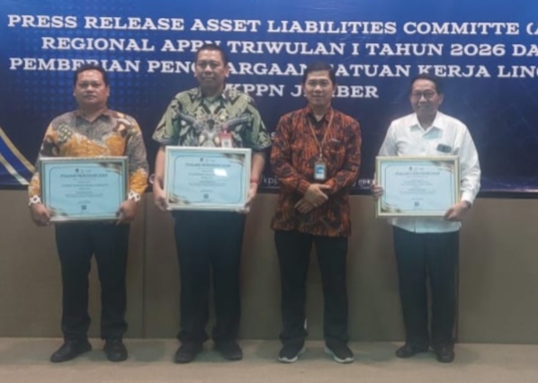 UIN KHAS JEMBER BORONG TIGA PENGHARGAAN KEUANGAN