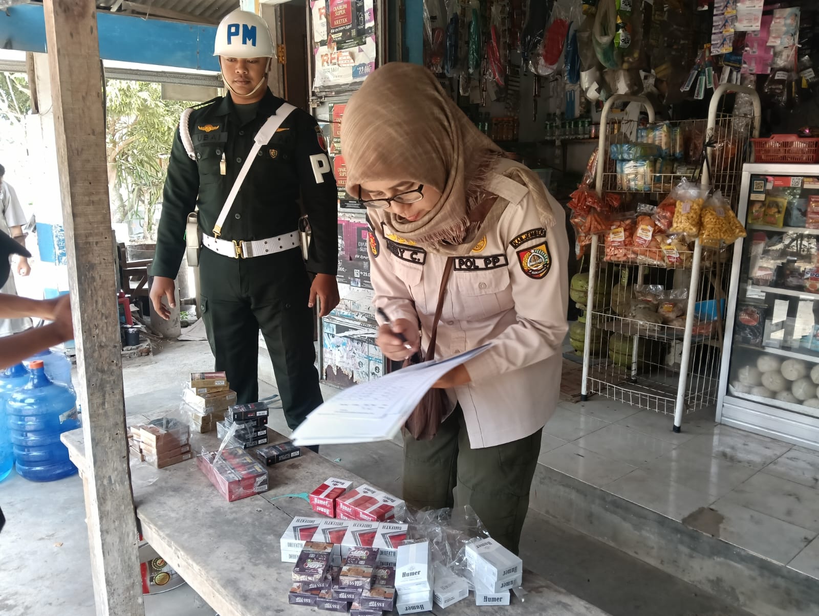 PEREDARAN ROKOK ILEGAL DIBURU, SATGAS TEMUKAN PULUHAN SLOP DI GUMUKMAS