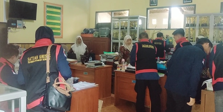 dana-bos-diduga-diselewengkan-kejaksaan-geledah-sdn-curahnongko-02