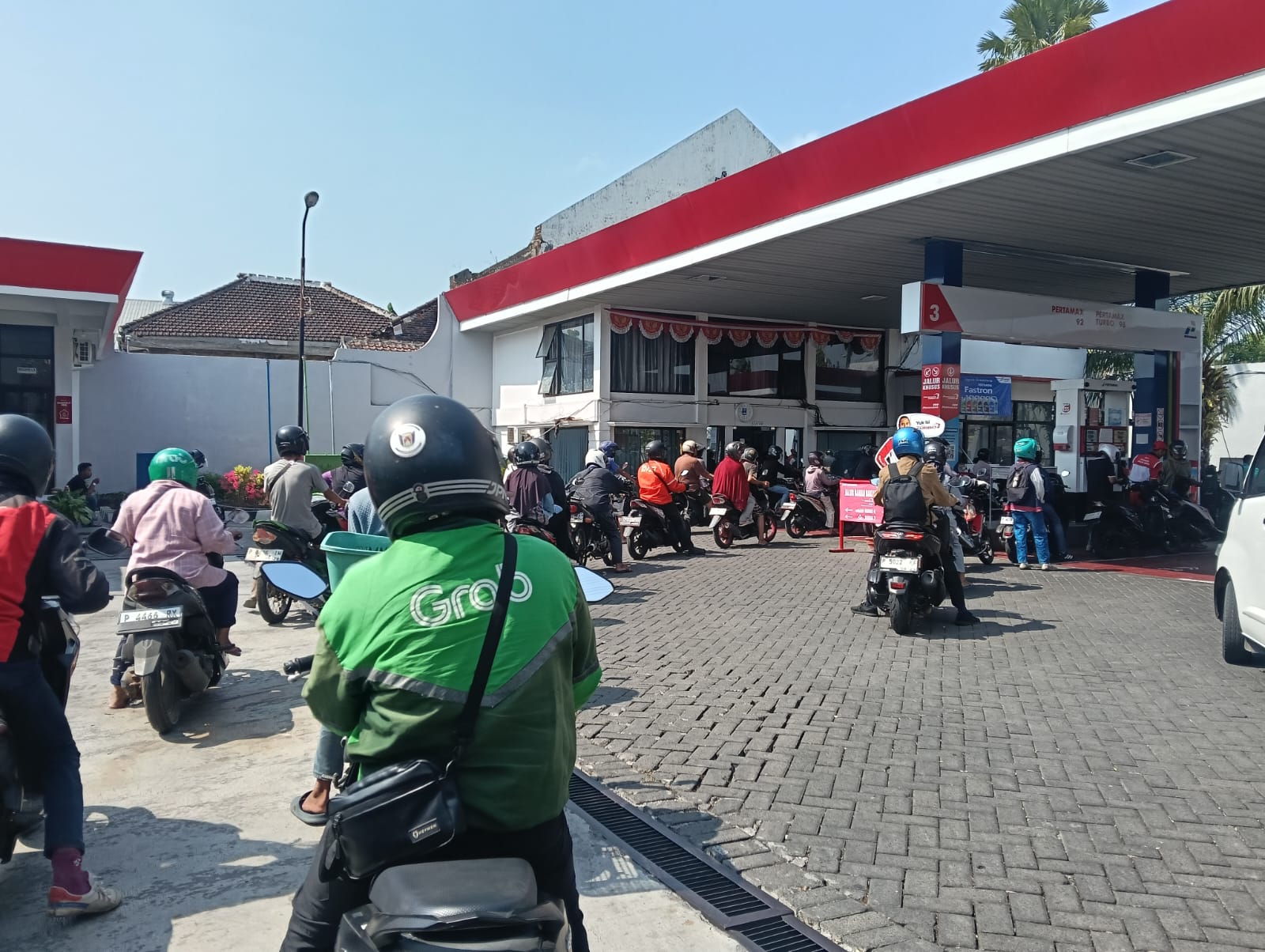 ANTREAN BBM DI JEMBER BELUM TERURAI, PERTAMINA SOROT PERALIHAN KE PERTALITE