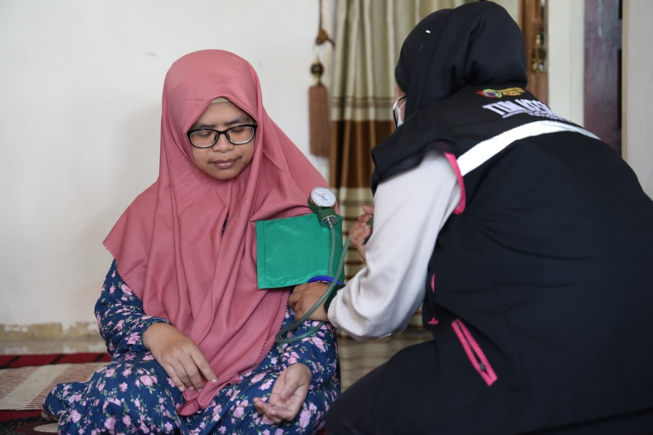 tembus-979-persen-homecare-puskesmas-jelbuk-sasar-warga-hingga-pelosok