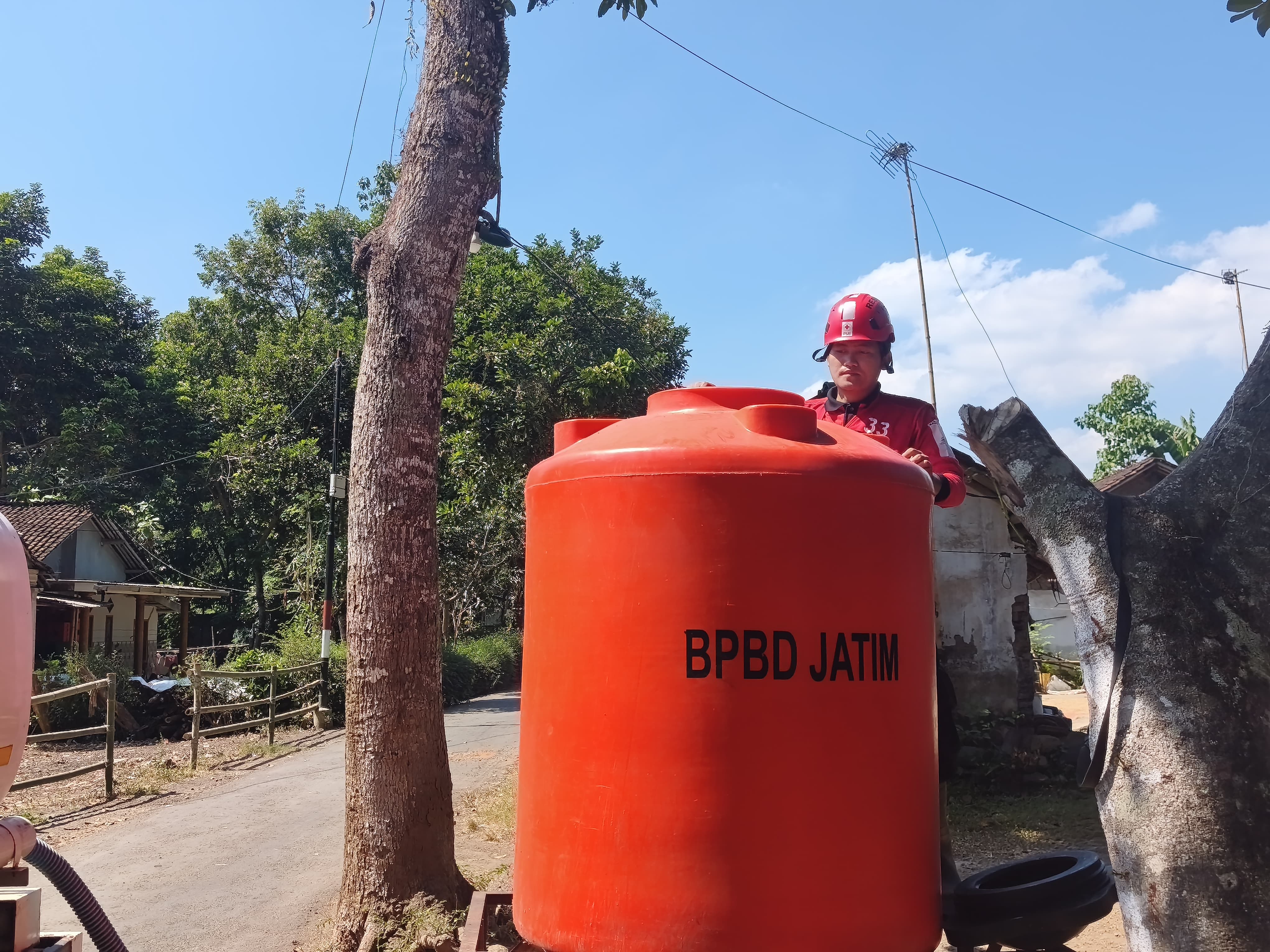8 KECAMATAN DI JEMBER DILANDA KEKERINGAN, BPBD TURUNKAN RIBUAN LITER AIR SETIAP HARI